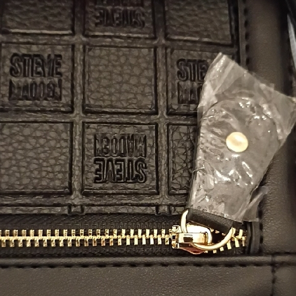 NWT🎁FREE GIFT INCLUDED🎁Steve Madden Black Wristlet with Gold Brand Logo - Picture 12 of 16